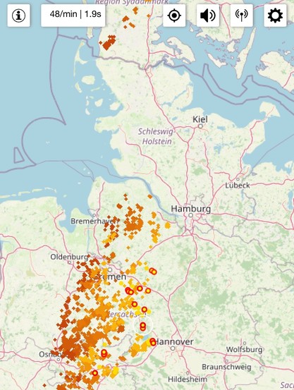 Karte, die ein geografisches Gebiet in Norddeutschland zeigt, mit verschiedenen farbigen Punkten, die Blitzeinschläge anzeigen, mit auffälligen Clustern um Städte wie Bremen, Hamburg und Hannover.